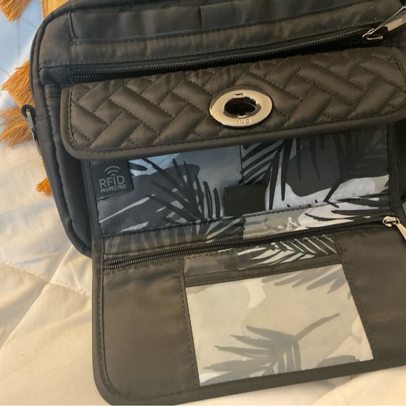 Lug Switch Crossbody Bag with Peekaboo Wristlet, excellent condition - Picture 2 of 7